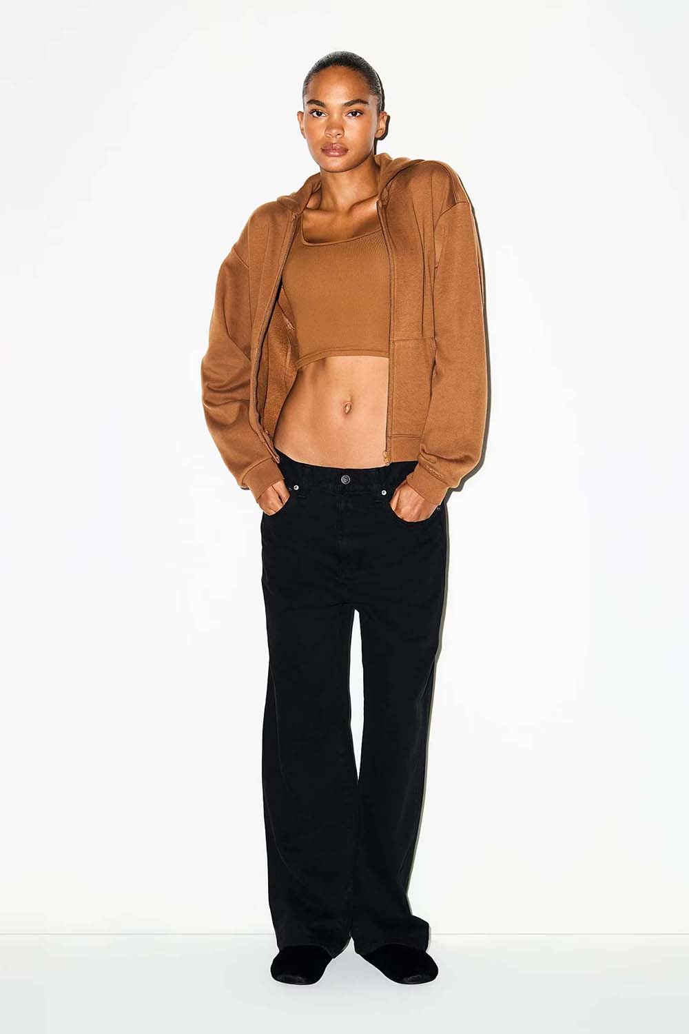 תמונת כל הלוק של CLASSIC ZIP UP HOODIE